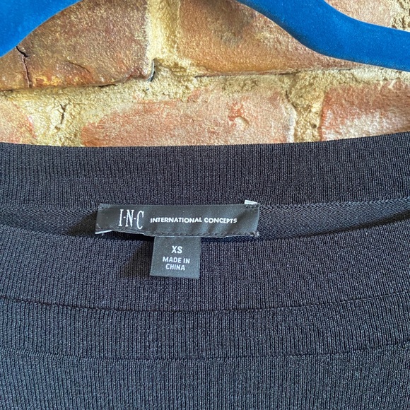 Y2K vampy top w bell sleeve details 🖤 - Picture 2 of 5